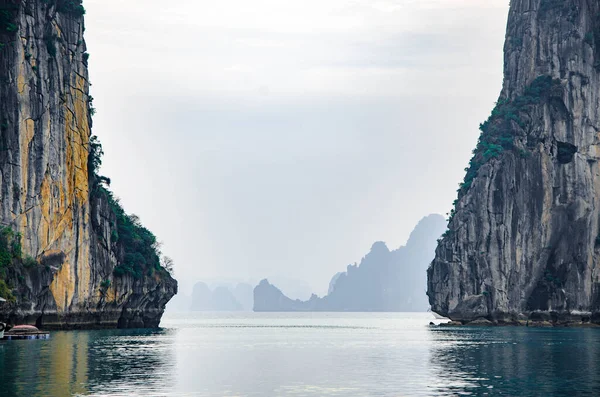 Halong Bay Vietnam Landschappelijk Uitzicht Rotseilanden Oceaan Een Prachtig Zeegezicht — Stockfoto