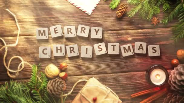 Καλά Χριστούγεννα Γράφτηκε Falling Scrabble Πλακάκια Ένα Ξύλινο Τραπέζι Χριστουγεννιάτικα — Αρχείο Βίντεο