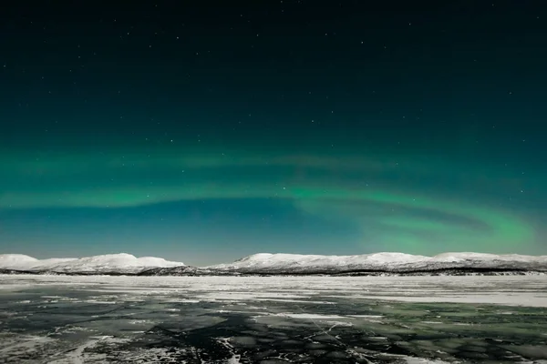 Kutup denizinin güzel manzarası Yıldızlar ve karla