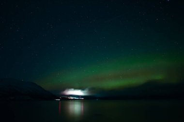 denizin üzerinde gece gökyüzü