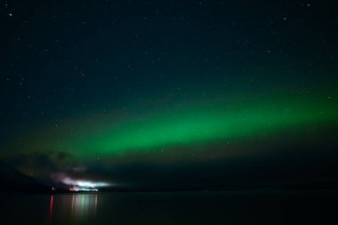 Yıldızlı ve karlı güzel gece gökyüzü