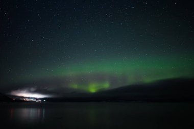 Yıldızlı ve karlı güzel gece gökyüzü