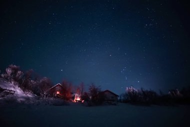 Yıldızlı ve karlı gece göğü