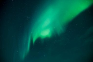 Kuzey Kutbu dağlarında yeşil aurora borealis