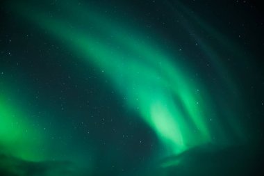 Gece gökyüzünde yeşil aurora borealis