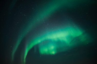 Gece gökyüzünde yeşil kuzey ışıkları