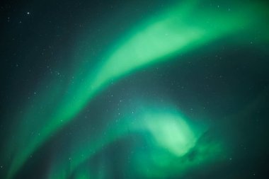 Gece gökyüzünde yeşil aurora borealis