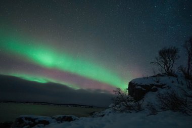 Kuzey ışıkları, Norveç 'teki Kuzey Kutup Dağları üzerindeki Aurora Borealis.