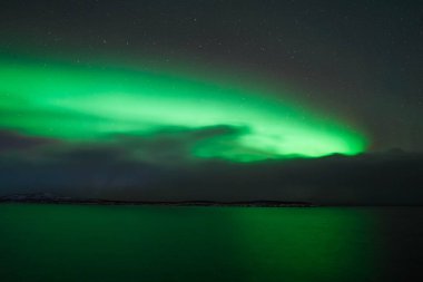 Gölün üzerindeki kuzey ışıkları Gece gökyüzünde