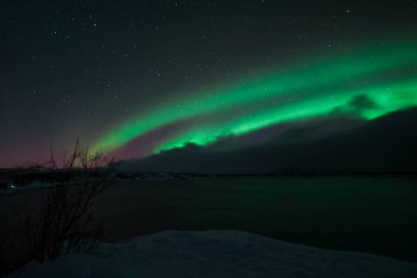 Kuzey ışıkları Norveç 'teki Kuzey Kutup Dağları üzerinde
