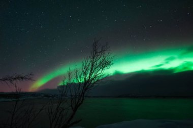 Dağlardaki gölün üzerinde güzel kuzey ışıkları