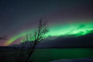Dağlardaki gölün üzerinde güzel kuzey ışıkları