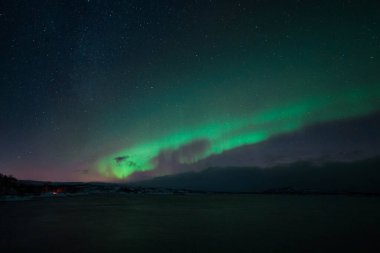 Kuzey ışıkları dağlarda gölün üzerinde
