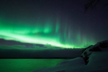 Kuzey ışıkları Norveç 'teki Kuzey Kutup Dağları üzerinde