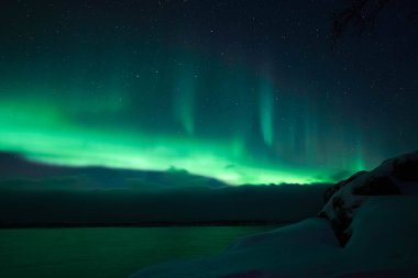Kuzey ışıkları, Norveç 'teki Kuzey Kutup Dağları üzerindeki Aurora Borealis.