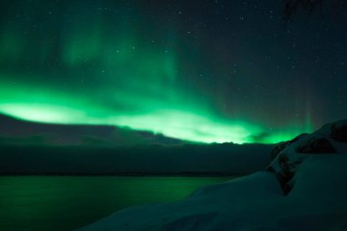 Kuzey ışıkları Norveç 'teki Kuzey Kutup Dağları üzerinde