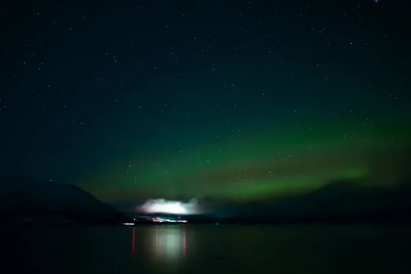 denizin üzerinde gece gökyüzü