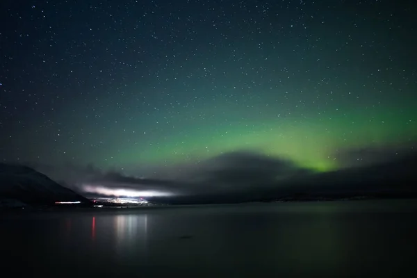 Geceleri muhteşem ortaçağ dağlarının manzarası