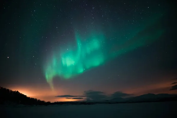 夜空の湖の上の美しい北の光 — ストック写真