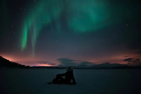 Kuzey ışıkları Norveç 'in kuzeyindeki deniz adasında.