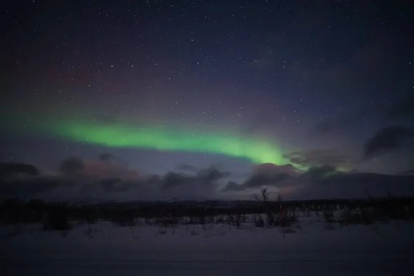Kuzey ışıkları, gece gökyüzünde kutup ışıkları.