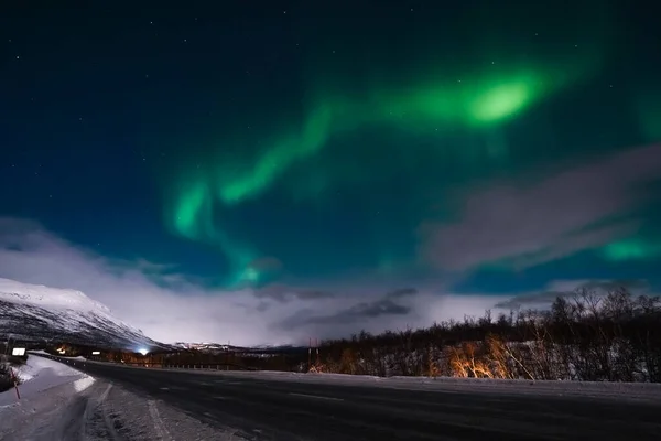 Kuzey ışıkları Norveç 'teki Kuzey Kutup Dağları üzerinde
