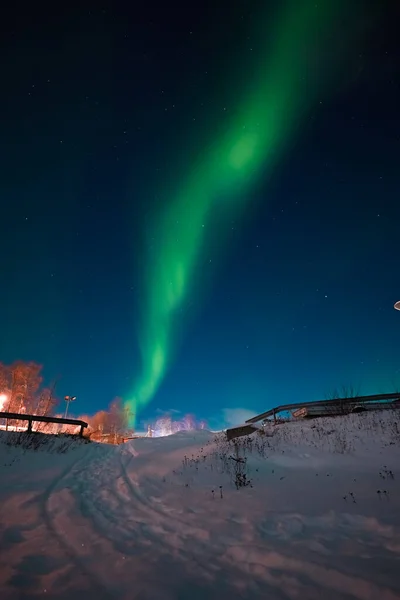 Kuzey ışıkları Norveç 'teki Kuzey Kutup Dağları üzerinde
