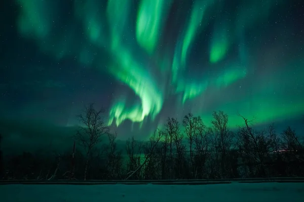 オーロラが夜空の北極の光の上に現れ — ストック写真