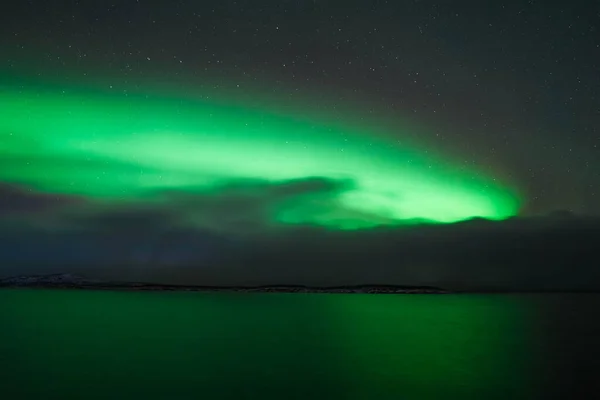 Gölün üzerindeki kuzey ışıkları Gece gökyüzünde