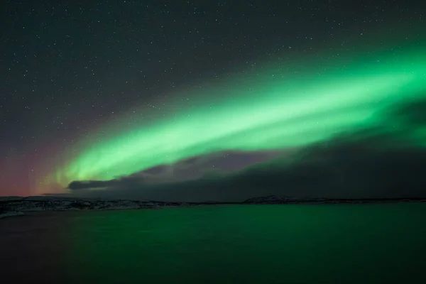 Kuzey ışıkları Kuzey Kutbu dağları üzerinde