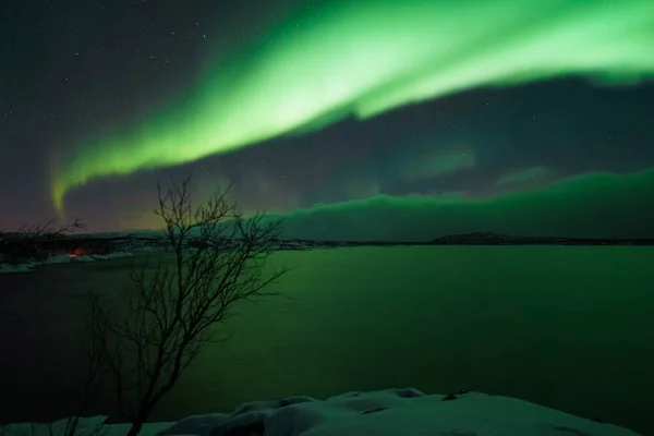 Kuzey ışıkları Norveç 'teki Kuzey Kutup Dağları üzerinde