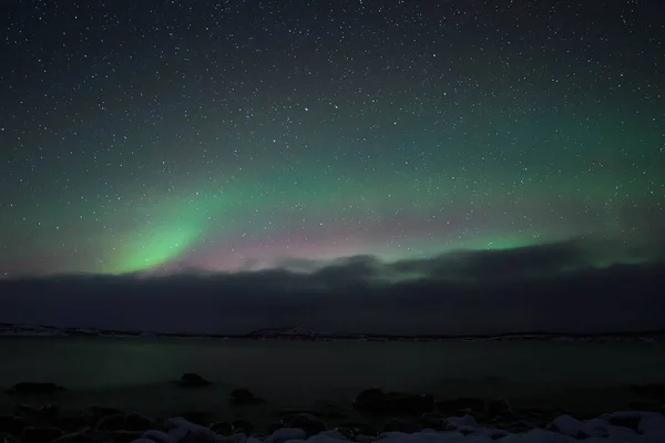 Dağlardaki gölün üzerinde güzel kuzey ışıkları