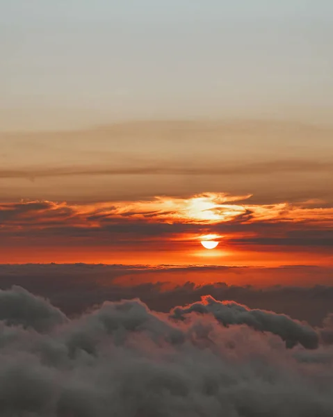 Bulutların üzerinde güzel gün batımı