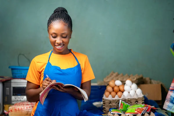 Belle Dame Africaine Avec Livre Produits Alimentaires Sorrounded Elle Commerçant — Photo