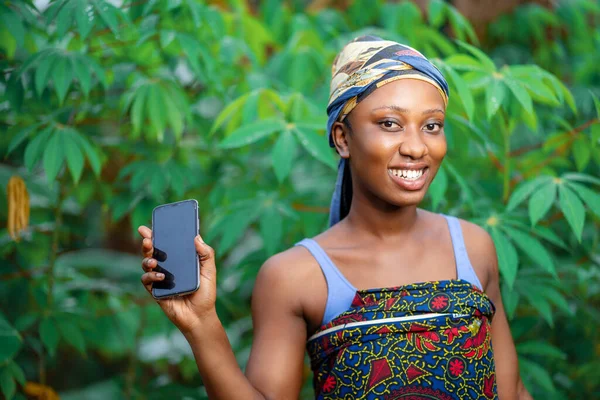 Vacker Afrikansk Dam Med Smart Telefon Utanför Upphetsad Svart Kvinna — Stockfoto