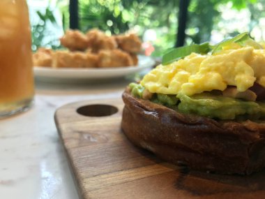 Çırpılmış yumurta ve kızarmış soya peynirli kızarmış ekmek.