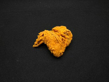 izole altın kahverengi çıtır kızarmış tavuk kanat