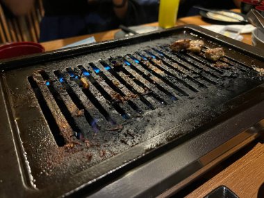 Barbekü için kullanılan demir ızgaranın yakın görüntüsü