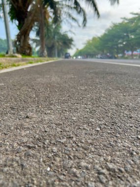 Boş asfalt yol ve beyaz betonla yeşil çimen