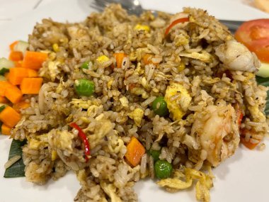 Nasi Goreng ya da Çin deniz ürünleri kızarmış pilav karidesli tavuk yumurtası ve karides krakeriyle karıştırılmış.