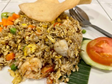 Nasi Goreng ya da Çin deniz ürünleri kızarmış pilav karidesli tavuk yumurtası ve karides krakeriyle karıştırılmış.