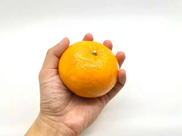 Färsk Orange Handen Vit Bakgrund — Stockfoto