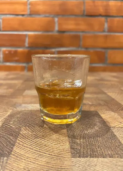 Ένα Ποτήρι Λικέρ Που Λέγεται Βότκα Ουίσκι Μπράντυ Μπύρα Ποτό — Φωτογραφία Αρχείου