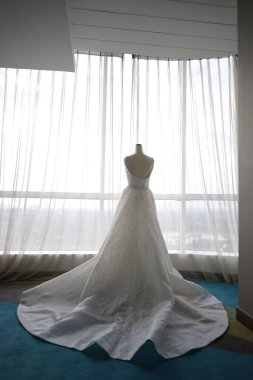 Güzel Beyaz Gelinlik Büyük Pencereli Beyaz Manken Odasında