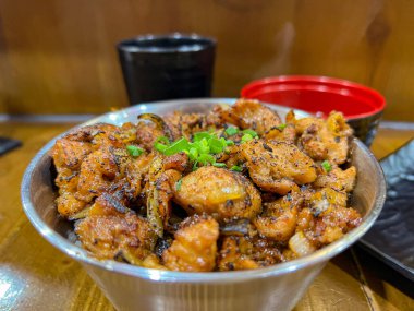 Japon yemeği Tori Don ya da Tavuk Pirinç Kasesi ya da Teriyaki Tavuk Don miso çorbası ve kızarmış yumurta ile servis edilir.