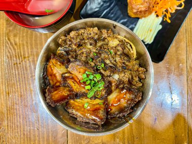 Buta Don, Gyu Don, Beef Rice Bowl veya Pork Rice Bowl adında Japon yemekleri miso çorbası ve kızarmış yumurta rulosuyla servis edilir.. 