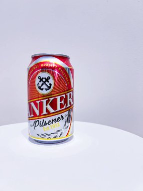 Jakarta, Endonezya - 22 Ekim 2024: Bir kutu Anker Pilsener birası. Kutu öncelikle gümüş kaplama ve alttaki kırmızı renkte. ANKER markası özellikle altın harflerle gösterilir.