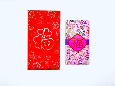 Canlı kırmızı bir zarf ya da angpao ya da angpau ya da kırmızı paket. Kutlamalar sırasında altın çiçekli hediyeler vermek için kullanılan kırmızı paket ve iyi şans veya refah için bir Çince karakter.