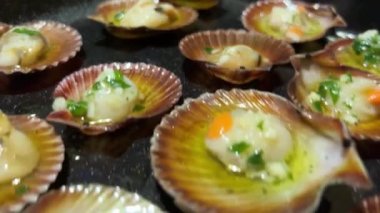 Mutfakta açık deniz tarakları fırına koyulmaya hazır.