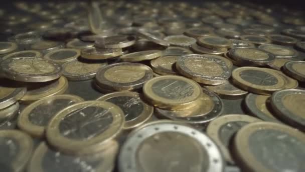 硬币掉进其他硬币里了优质Fullhd踏板硬币落入其他欧元硬币堆中 — 图库视频影像